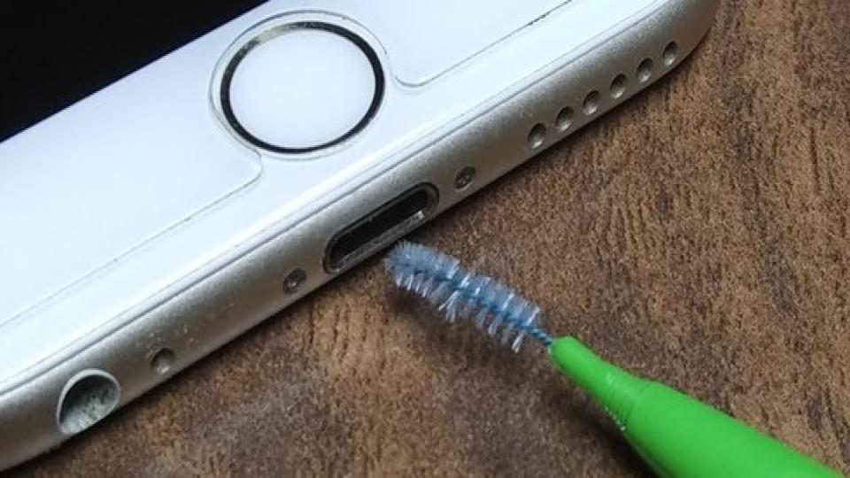 dailytacticsguru-Clean Your iPhone Speaker Using a Soft Brush